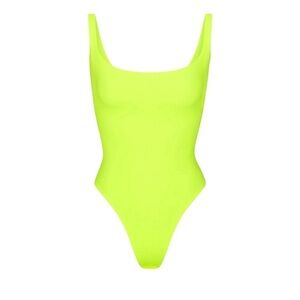 🆕 NWT SKIMS Essential Scoop Neck Bodysuit in Green Highlighter